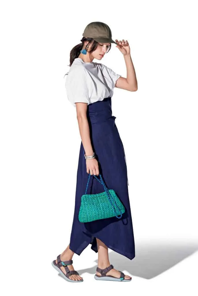 白Tシャツ × スポーツサンダルの大人カジュアルな雨の日デートコーデ