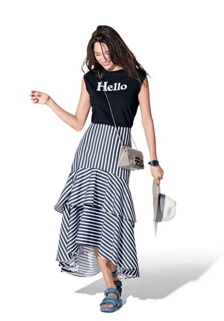 黒ロゴTシャツ × ストライプスカートの大人カジュアルな雨の日デートコーデ