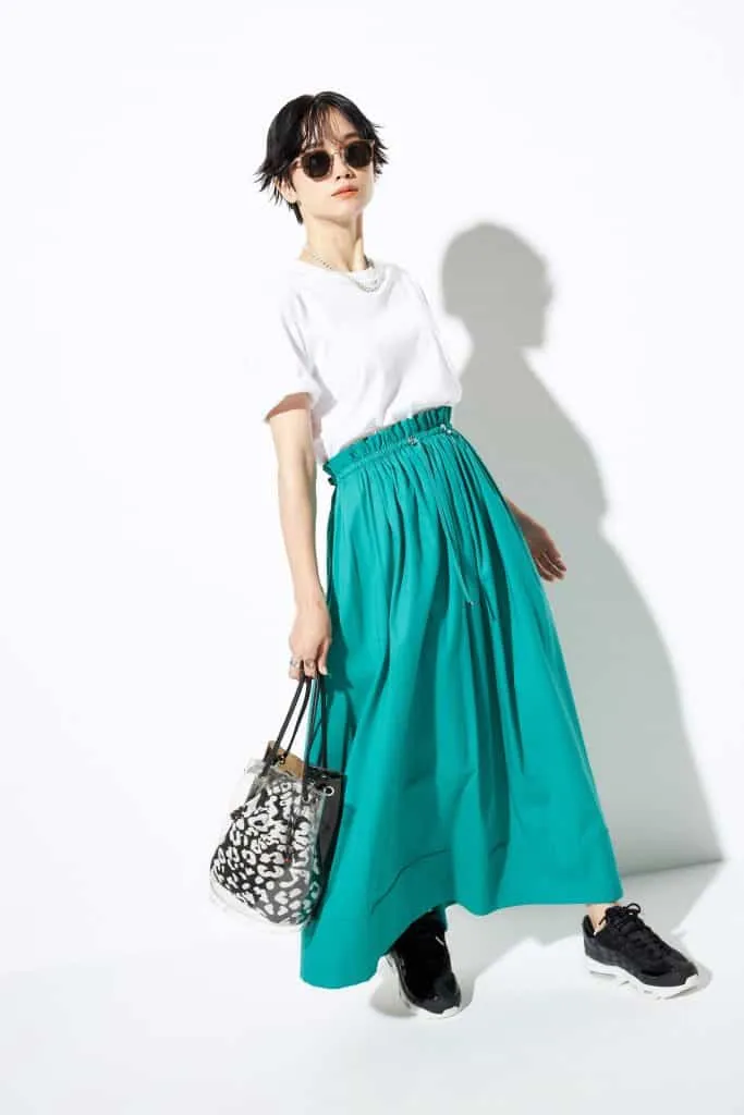 ブルースカート × PVCバッグの大人カジュアルな雨の日デートコーデ