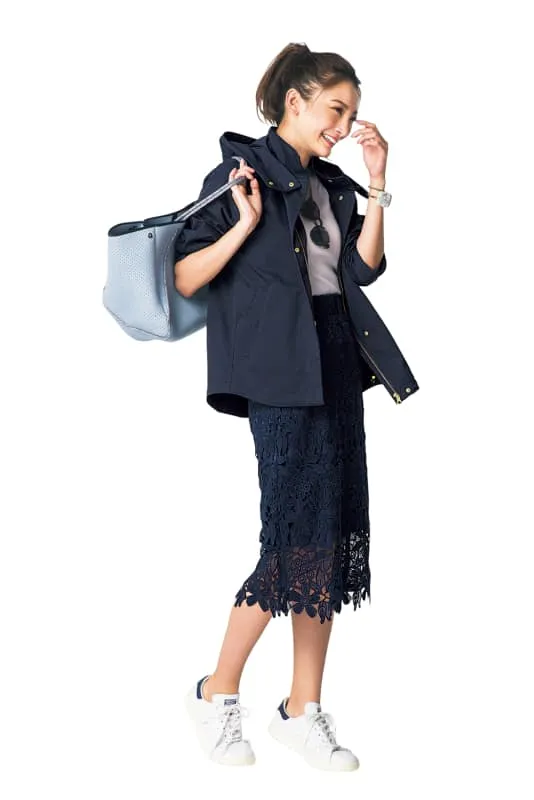 レーススカート × マウンテンパーカーの大人カジュアルな雨の日デートコーデ