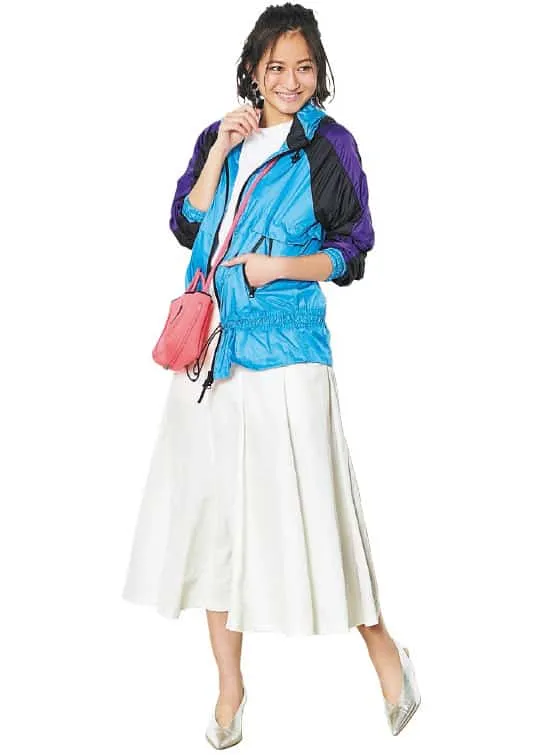 ブルーマウンテンパーカー × ホワイトスカートの大人カジュアルな雨の日デートコーデ