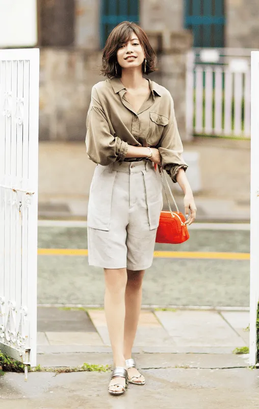 リネンシャツ × リネンショートパンツの大人カジュアルな雨の日デートコーデ