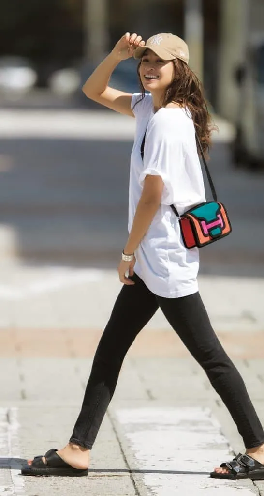 白Tシャツ × 黒スキニージーンズの大人カジュアルな雨の日デートコーデ