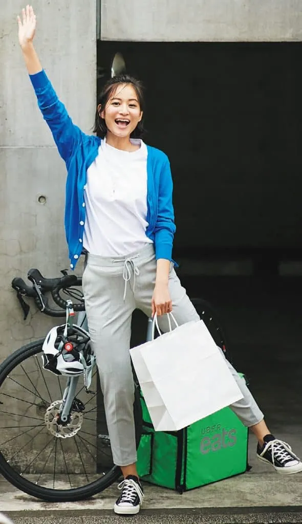 ブルーカーディガン × グレーパンツの大人カジュアルな雨の日デートコーデ