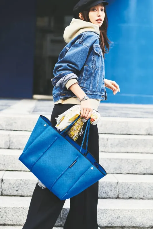 ベージュフーディー × デニムジャケット×黒ワイドパンツの大人カジュアルな雨の日デートコーデ