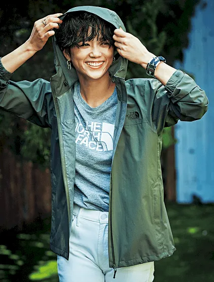 防水ジャケット × 白パンツの大人カジュアルな雨の日デートコーデ