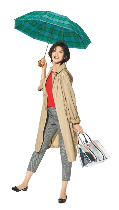 レインコート × ドライ加工パンツの大人カジュアルな雨の日デートコーデ