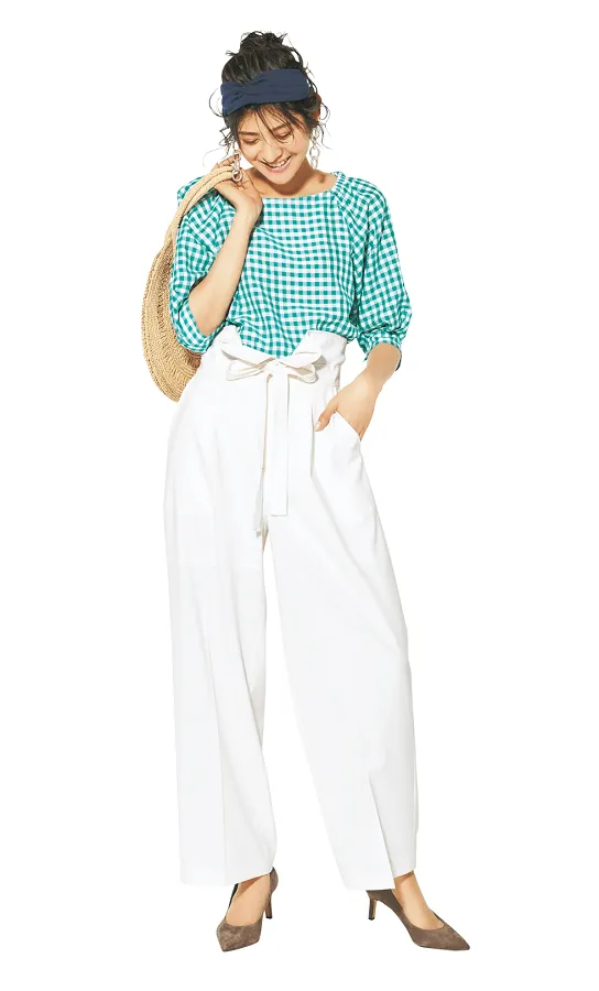 速乾グリーン トップス × 白パンツの大人カジュアルな雨の日デートコーデ