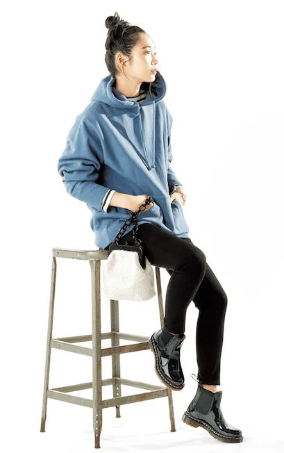 黒スキニージーンズ ×フーディ× 黒ブーツの大人カジュアルな雨の日デートコーデ