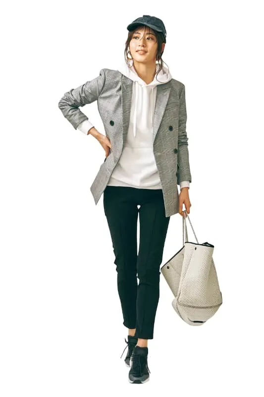 白フーディー × ジャケット×スキニーの大人カジュアルな雨の日デートコーデ