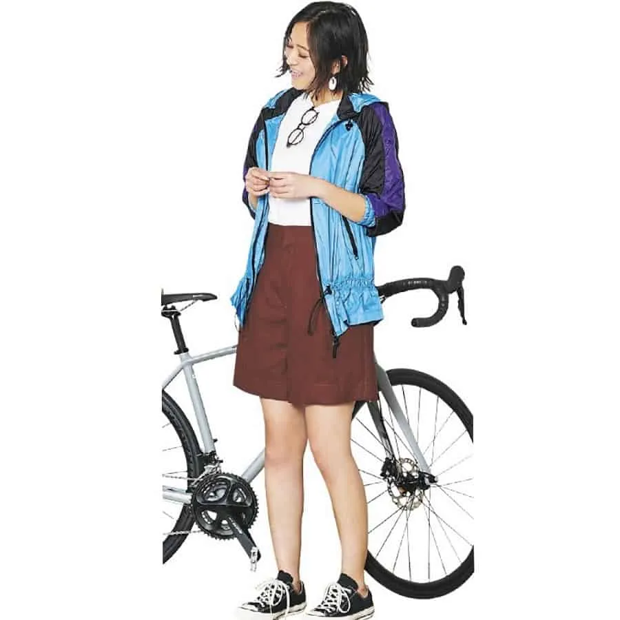 ショートパンツ × ゴアテックススニーカーの大人カジュアルな雨の日デートコーデ