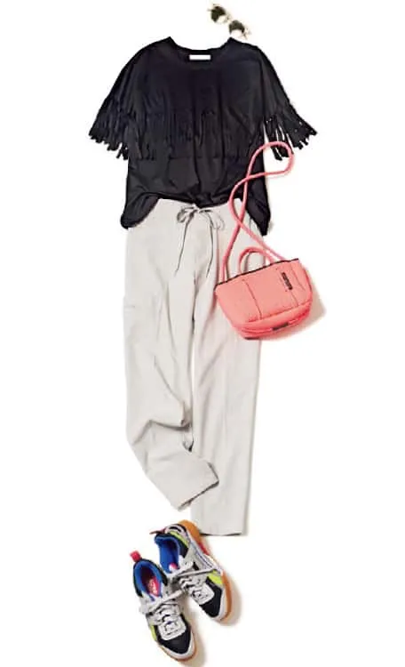 黒トップス ×ベージュパンツ× 洗えるバッグの大人カジュアルな雨の日デートコーデ