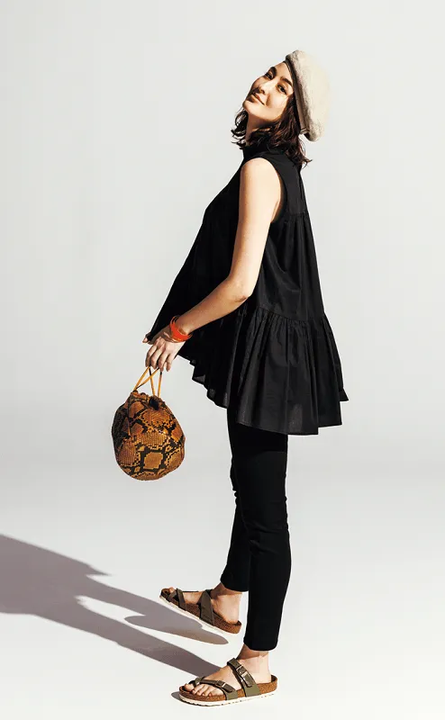 フリル黒トップス × 黒スキニー× スポーツサンダルの大人カジュアルな雨の日デートコーデ