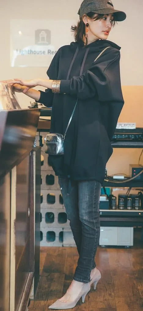 黒フーディー × グレーデニムの大人カジュアルな雨の日デートコーデ