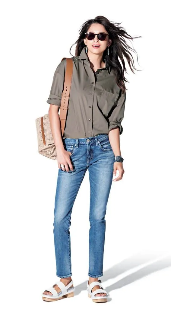 スキニーデニム × スポーツサンダルの大人カジュアルな雨の日デートコーデ