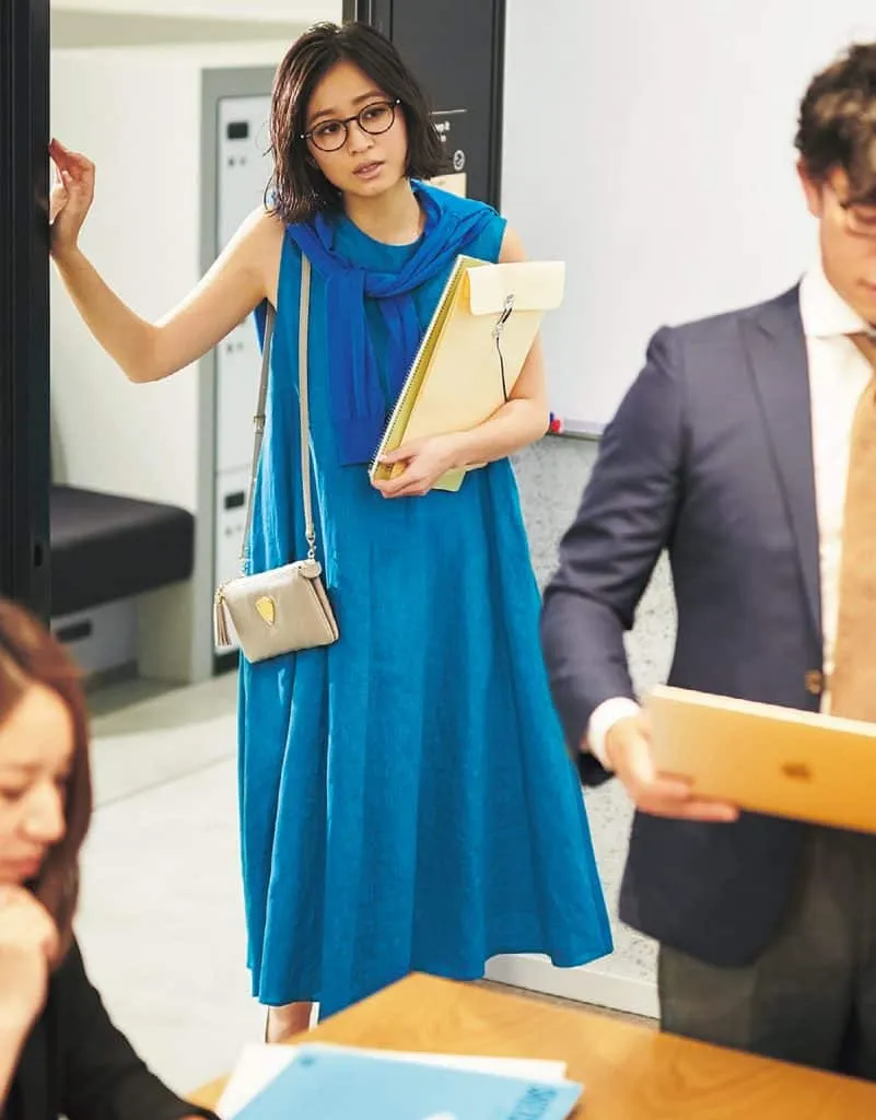 リネンワンピース × カーディガン肩掛けの大人カジュアルな雨の日デートコーデ