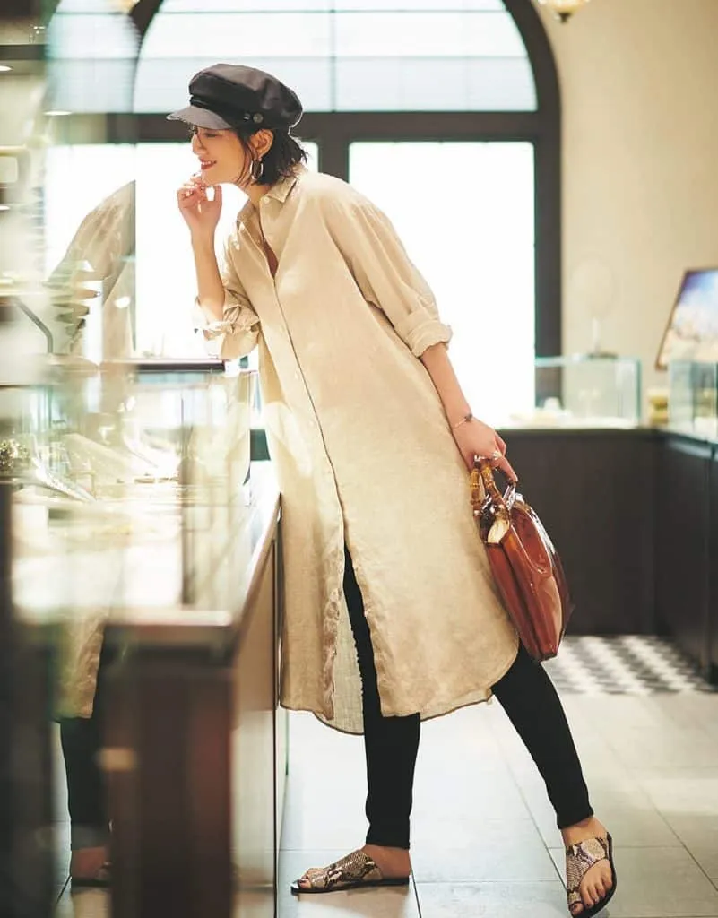 白シャツワンピース × PVCバッグの大人カジュアルな雨の日デートコーデ