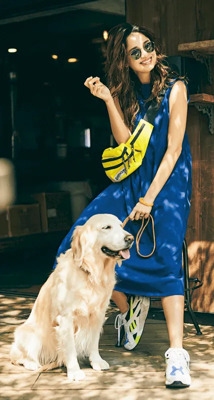 ブルーワンピース × イエローバッグの大人カジュアルな雨の日デートコーデ