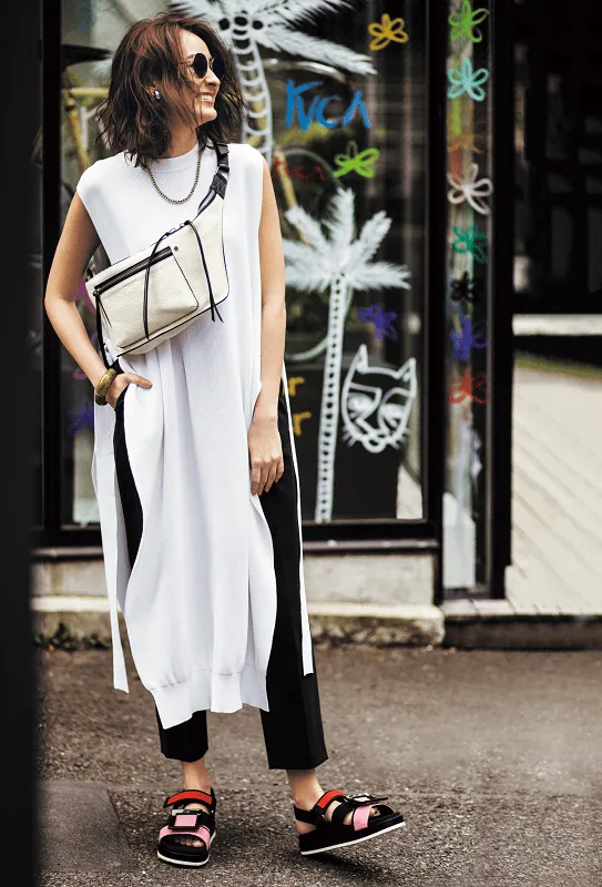 白ワンピース × スポーツサンダルの大人カジュアルな雨の日デートコーデ