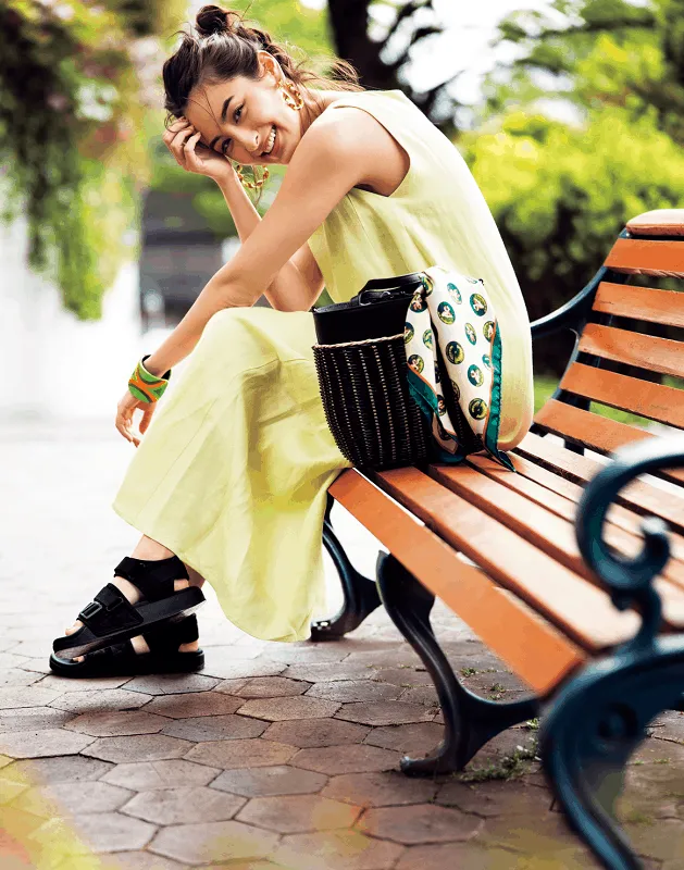 イエローワンピース × 黒スポーツサンダルの大人カジュアルな雨の日デートコーデ