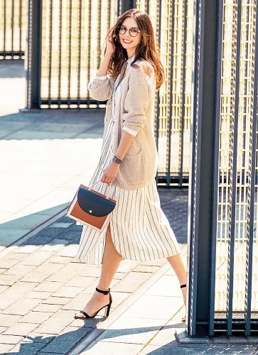 ストライプシャツワンピース × チャンキーカーディガンの大人カジュアルな雨の日デートコーデ