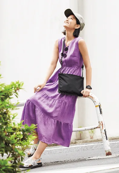 パープルワンピース × スポーツサンダルの大人カジュアルな雨の日デートコーデ