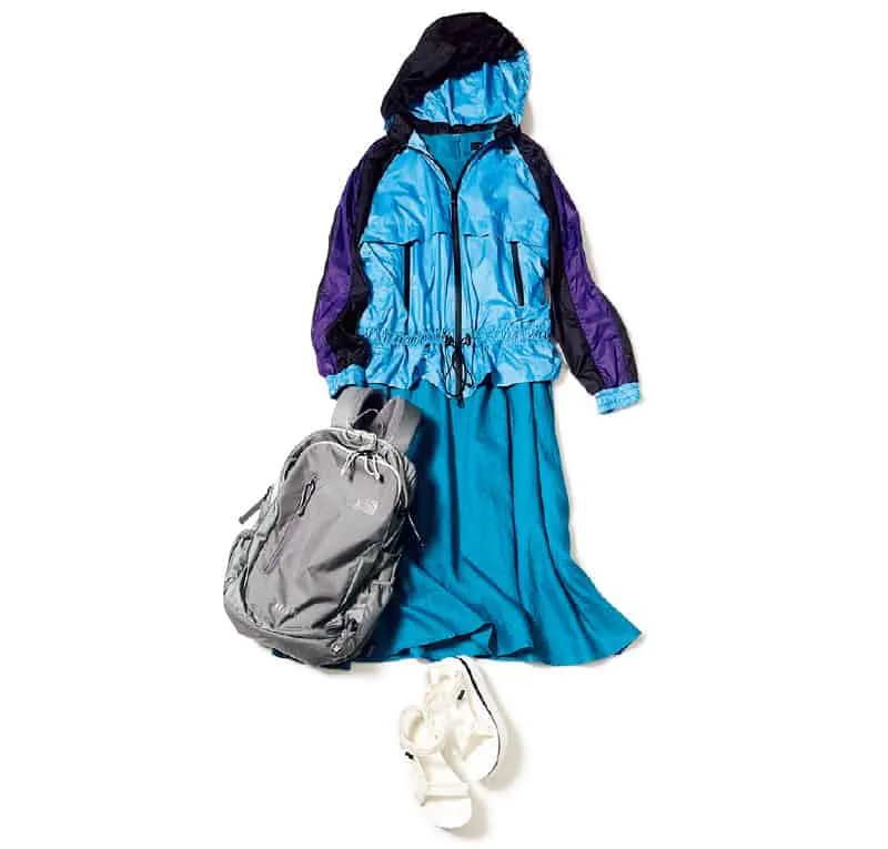 ロイヤルブルーワンピース × ブルーマウンテンパーカーの大人カジュアルな雨の日デートコーデ