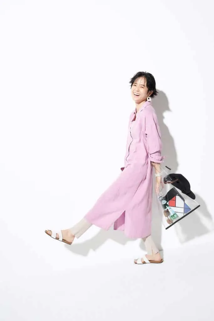 ピンクシャツワンピース × PVCバッグの大人カジュアルな雨の日デートコーデ