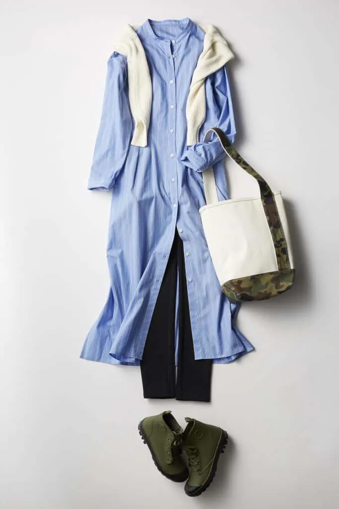 ストライプシャツワンピース × 防水シューズの大人カジュアルな雨の日デートコーデ
