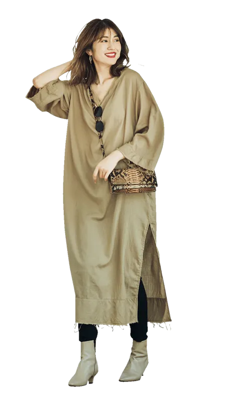 ベージュシャツワンピース × 黒スキニージーンズの大人カジュアルな雨の日デートコーデ