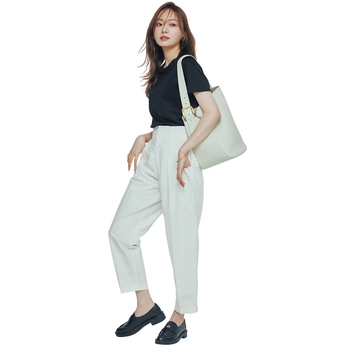 ハリと光沢感のある黒Tシャツをブラウスがわりにし、白パンツを穿いたワンツーコーデ