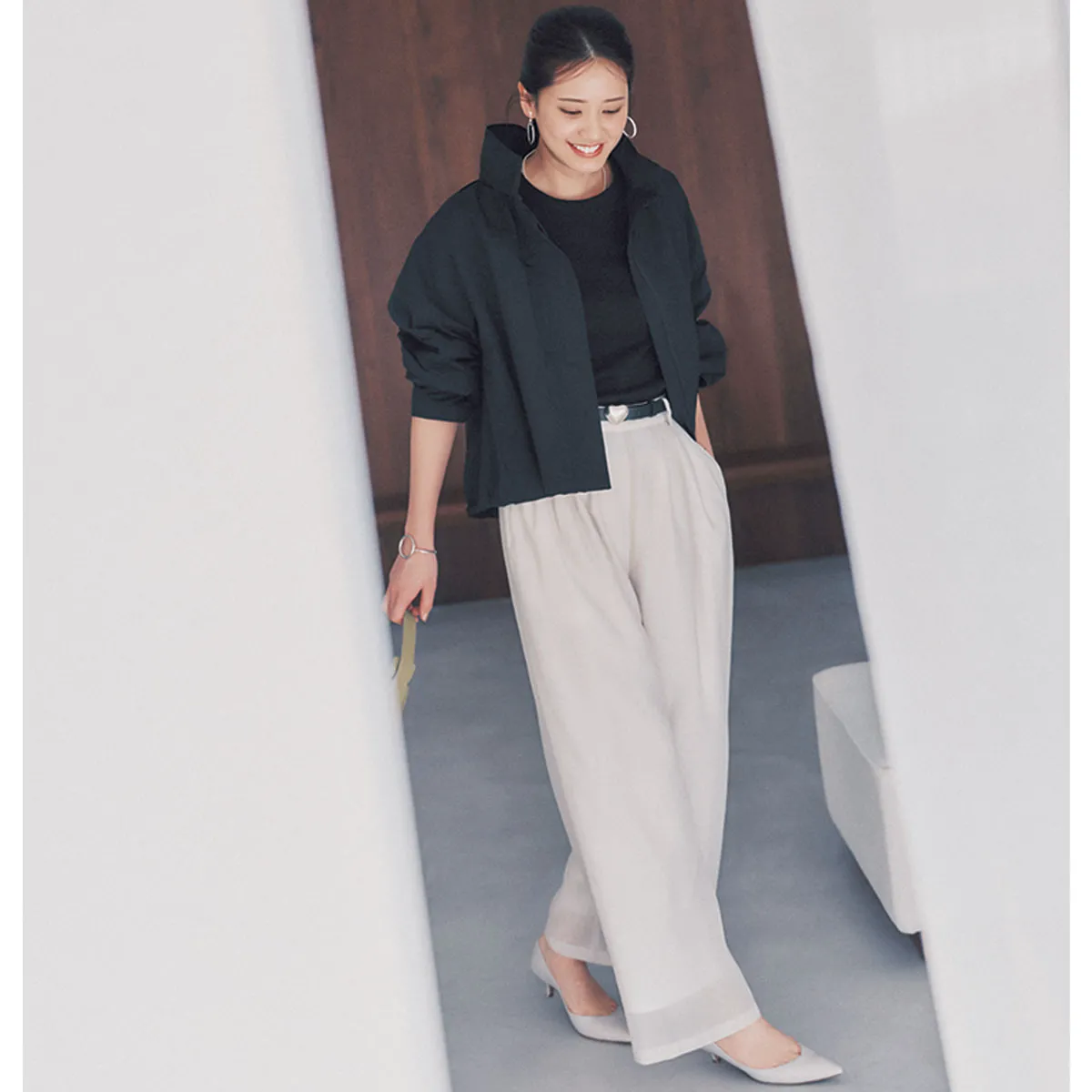 黒Tシャツに黒のシャカシャカブルゾン、白パンツのオフィスカジュアルコーデ