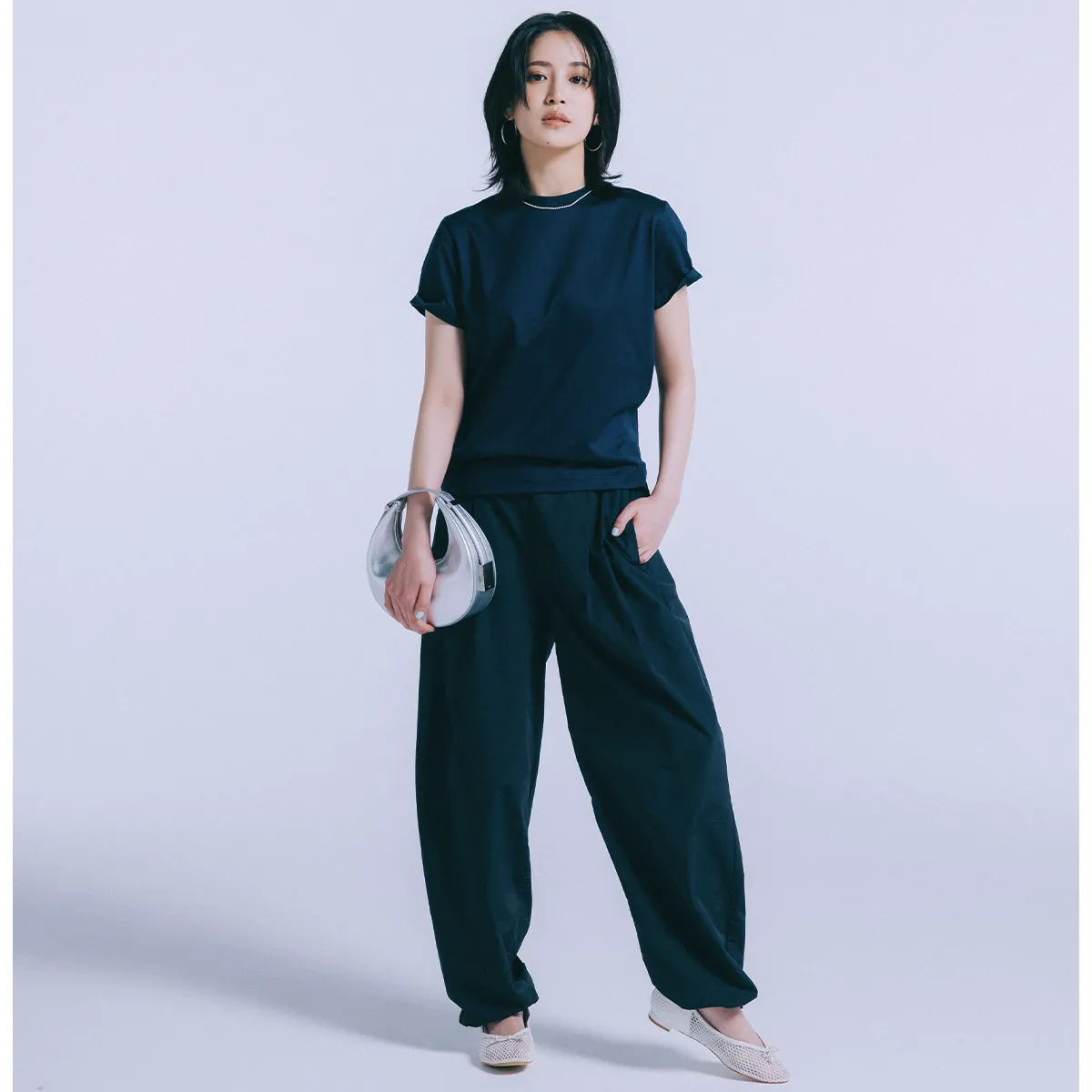 ハリと光沢感のある紺Tシャツに紺のパンツをあわせたコーデ