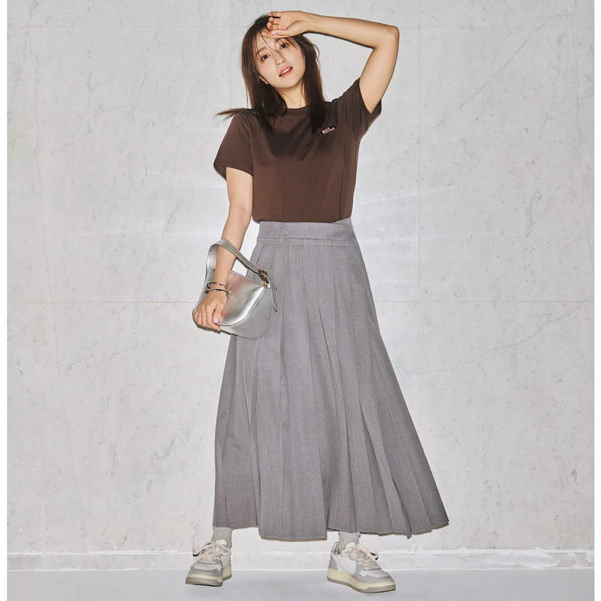 マルディメクルディの茶色Tシャツにイレーヴのグレーのフレアスカート、スニーカーのコーディネート