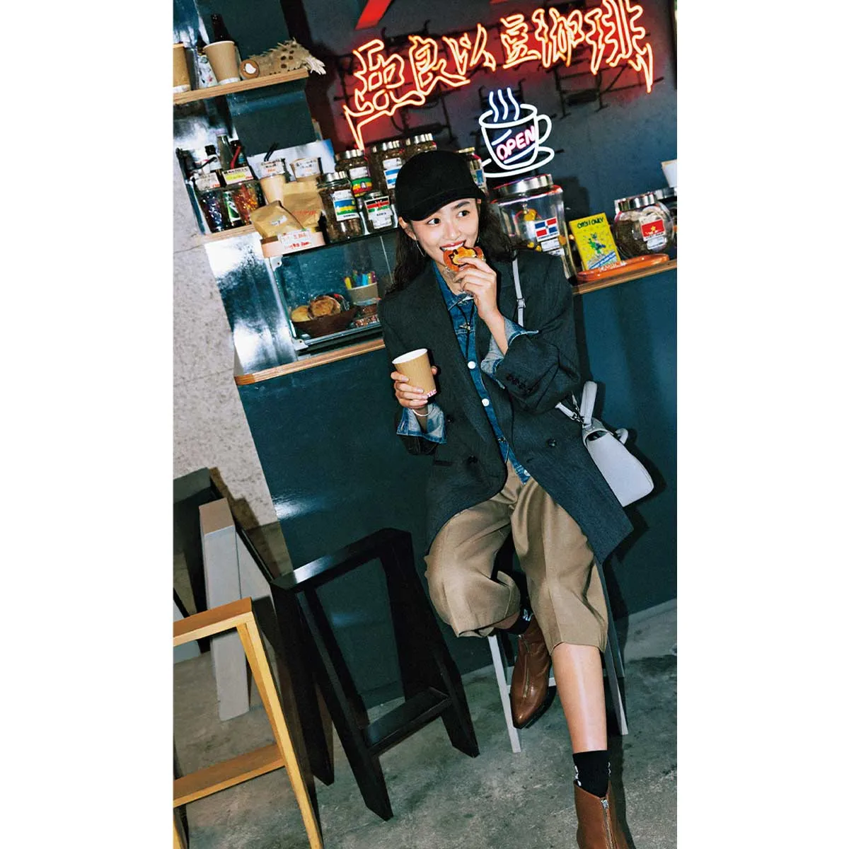 デニムジャケット×テーラードジャケット×ハーフパンツの松山莉奈さん