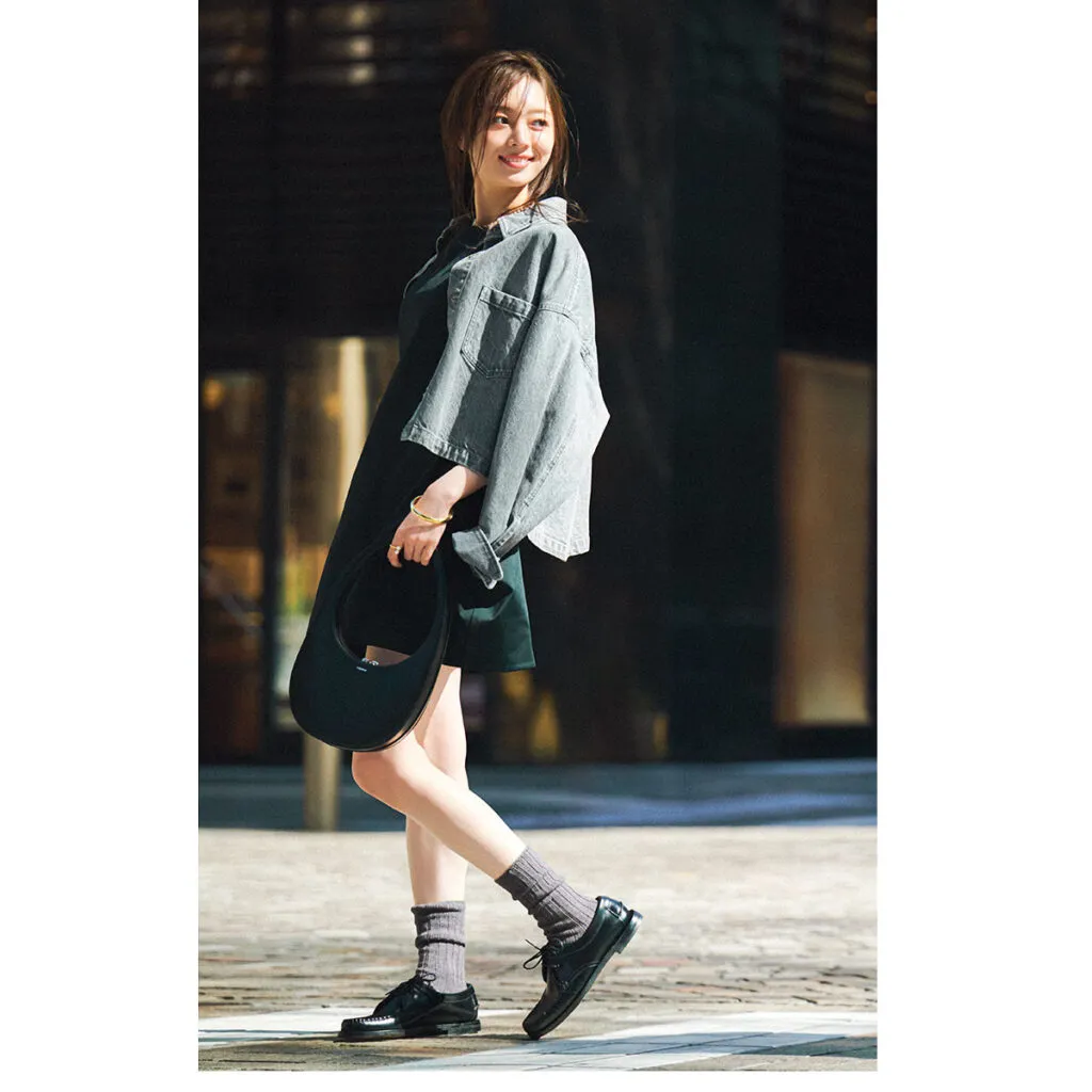 デニムジャケット×黒ワンピースの梅澤美波さん