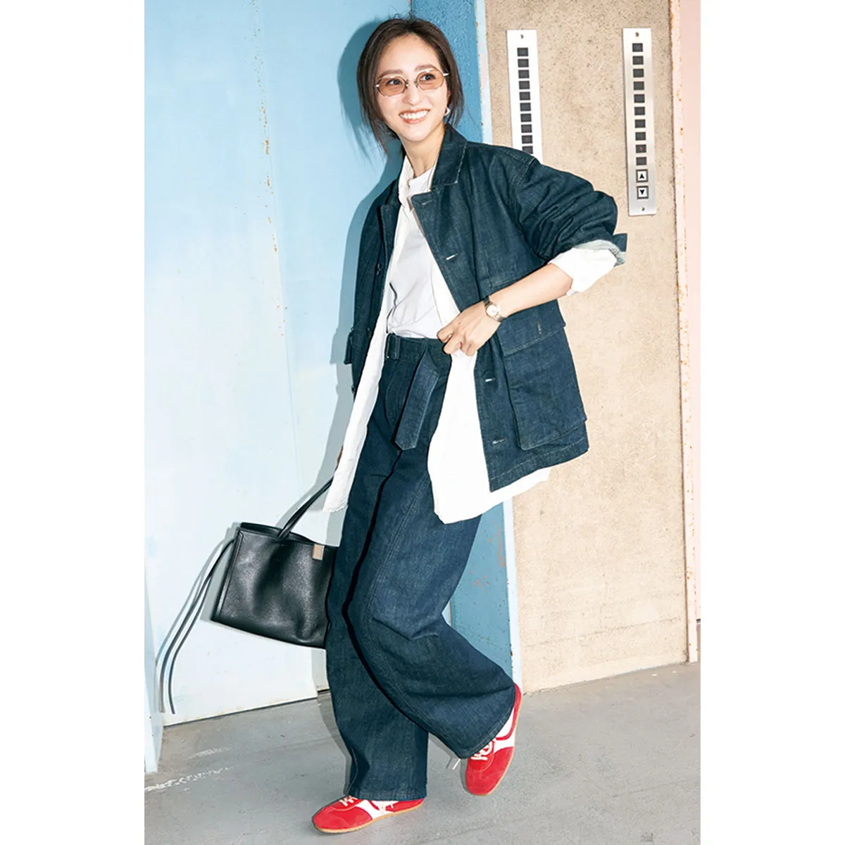 デニムジャケット×デニムパンツ×白シャツの堀田 茜さん