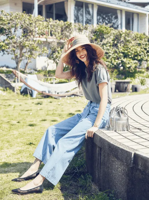 ワイドデニムパンツ×Tシャツ×麦わら帽子の秋冬大人カジュアルなデニムワイドパンツコーデ