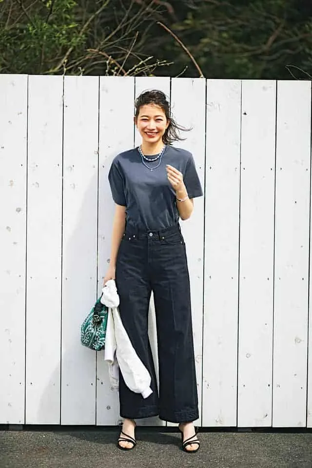 デニムワイドパンツ×グレーTシャツの秋冬大人カジュアルなデニムワイドパンツコーデ