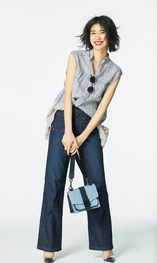 デニムワイドパンツ×ノースリーブシャツの秋冬大人カジュアルなデニムワイドパンツコーデ