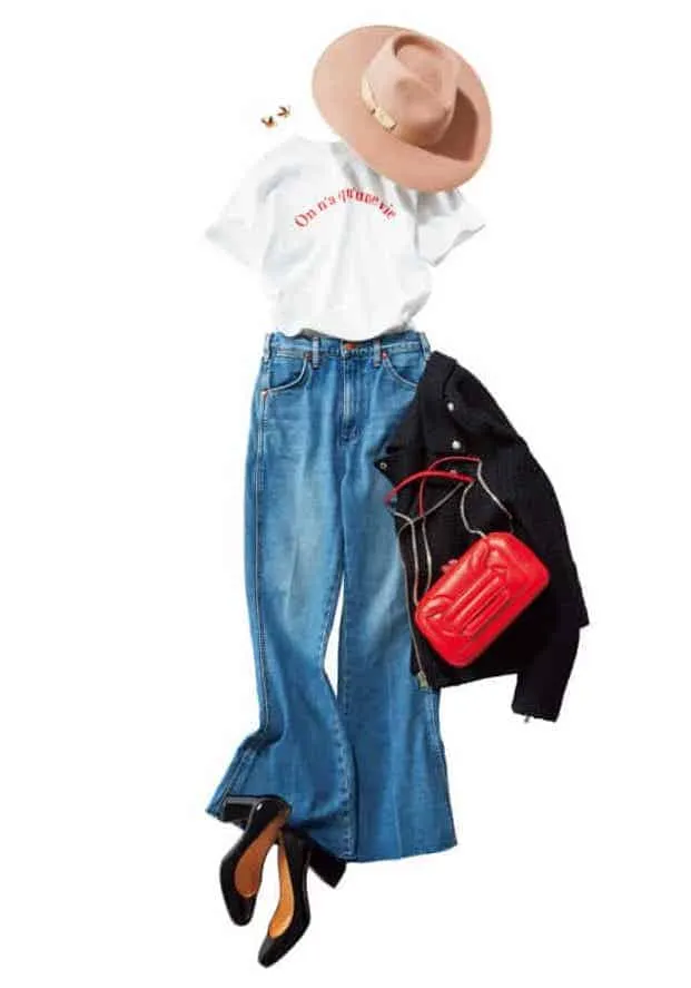 ワイドデニムパンツ×ロゴT×ハット×赤のバッグの秋冬大人カジュアルなデニムワイドパンツコーデ