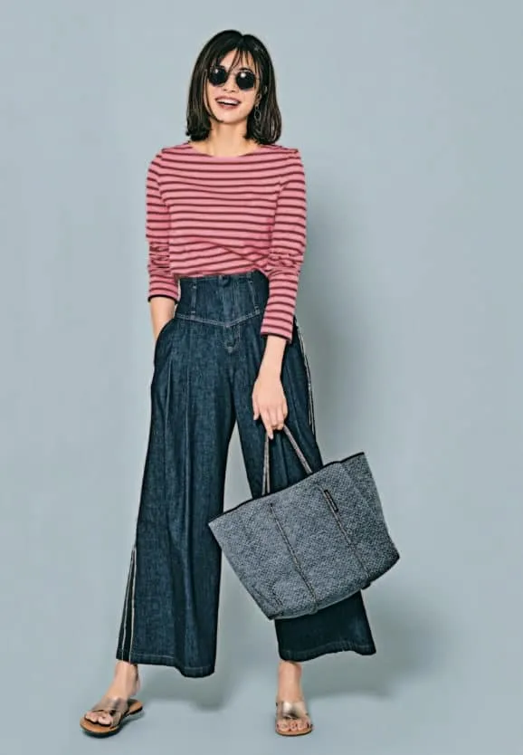 ワイドデニムパンツ×赤ボーダーの秋冬大人カジュアルなデニムワイドパンツコーデ