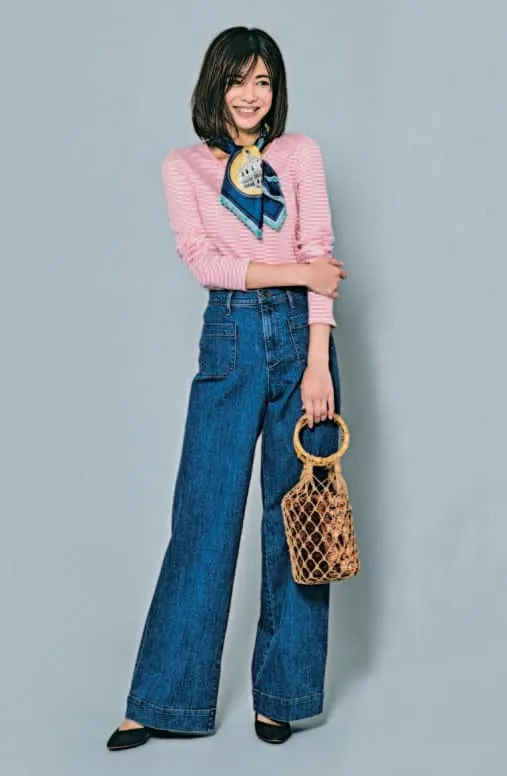 デニムワイドパンツ×ピンクカットソー×スカーフの秋冬大人カジュアルなデニムワイドパンツコーデ