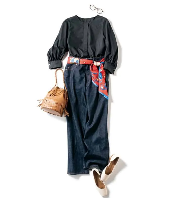 デニムワイドパンツ×黒ブラウスの秋冬大人カジュアルなデニムワイドパンツコーデ