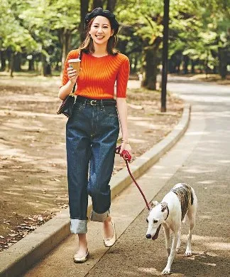 デニムワイドパンツ×オレンジニットの秋冬大人カジュアルなデニムワイドパンツコーデ