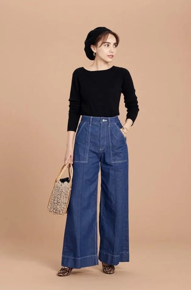 デニムワイドパンツ×黒ニットの秋冬大人カジュアルなデニムワイドパンツコーデ