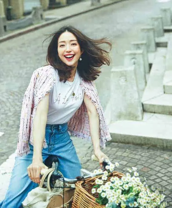 デニムワイドパンツ×ピンクジャケット×ロゴTの秋冬大人カジュアルなデニムワイドパンツコーデ