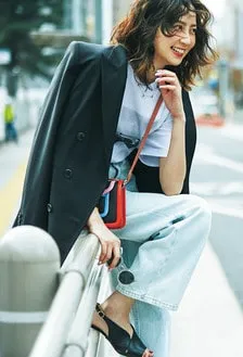 デニムワイドパンツ×フォトT×黒ジャケットの秋冬大人カジュアルなデニムワイドパンツコーデ