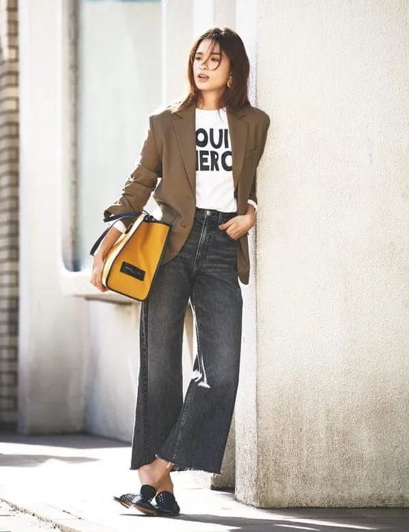 ジャケット×ロゴT×ワイドデニムの秋冬大人カジュアルなデニムワイドパンツコーデ