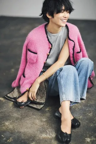 ワイドデニムパンツ×グレーT×ピンクジャケットの秋冬大人カジュアルなデニムワイドパンツコーデ